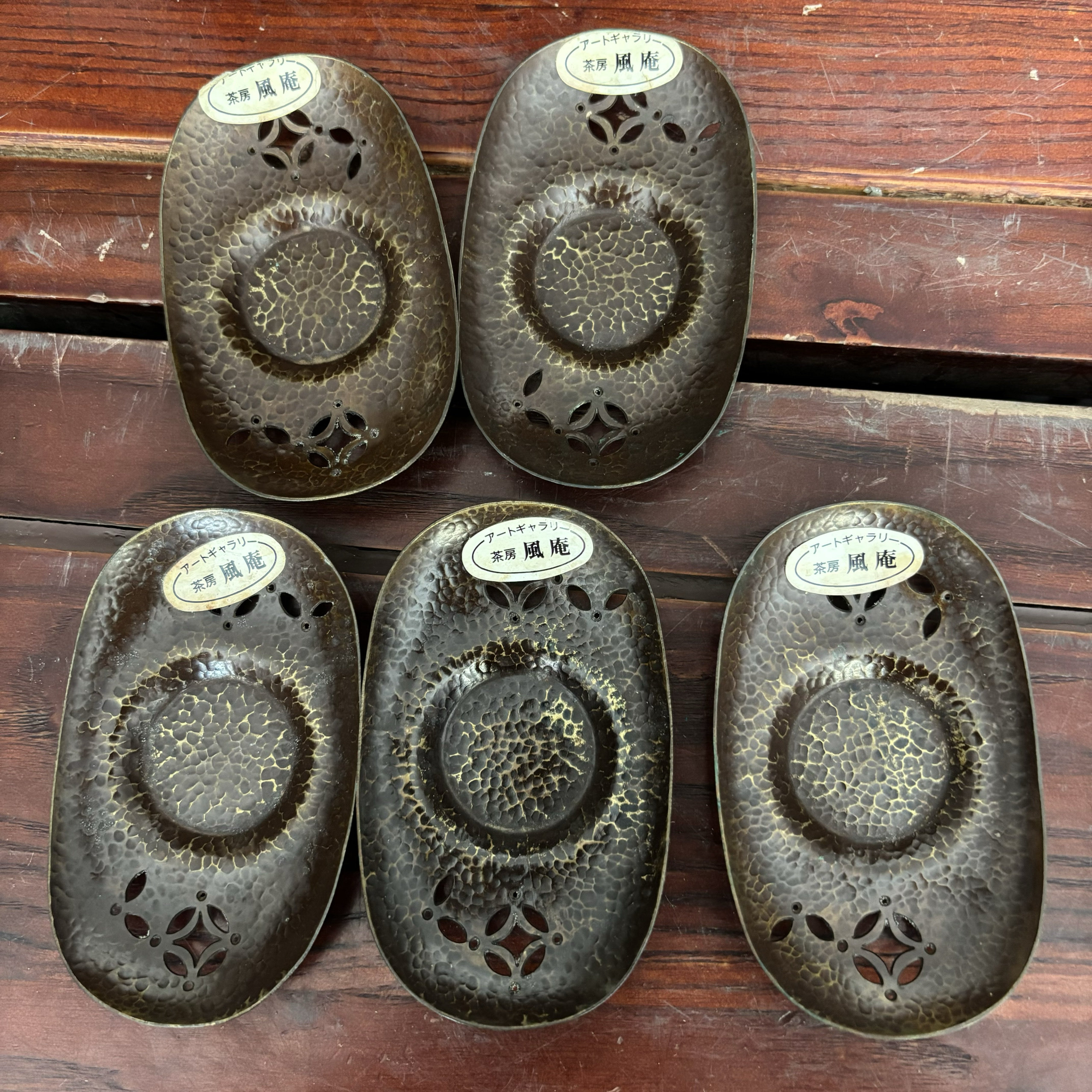 日本锤纹老铜茶托五个，重209克，长11厘米8厘米，精美品