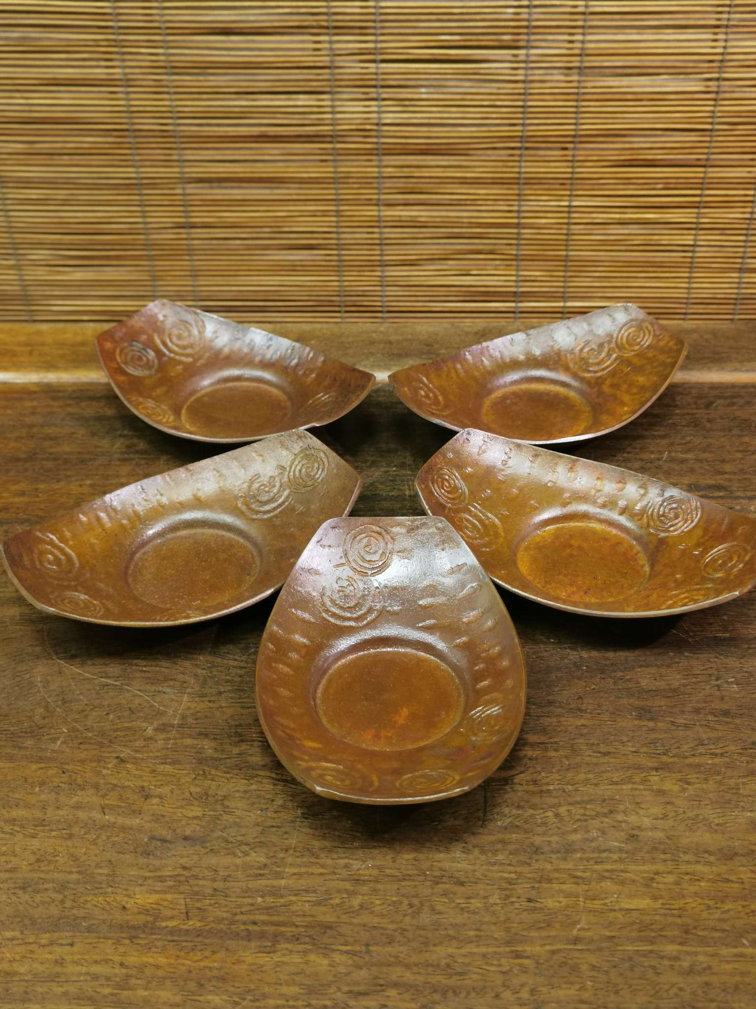 日本雅山作图案老铜茶托五个,重830克,长12.5厘米，宽8.5厘米。