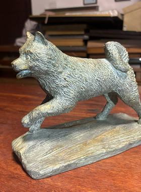 日本富永直树作铜犬摆件，重3.34公斤尺寸23.5 x 11.5 x 17厘米。