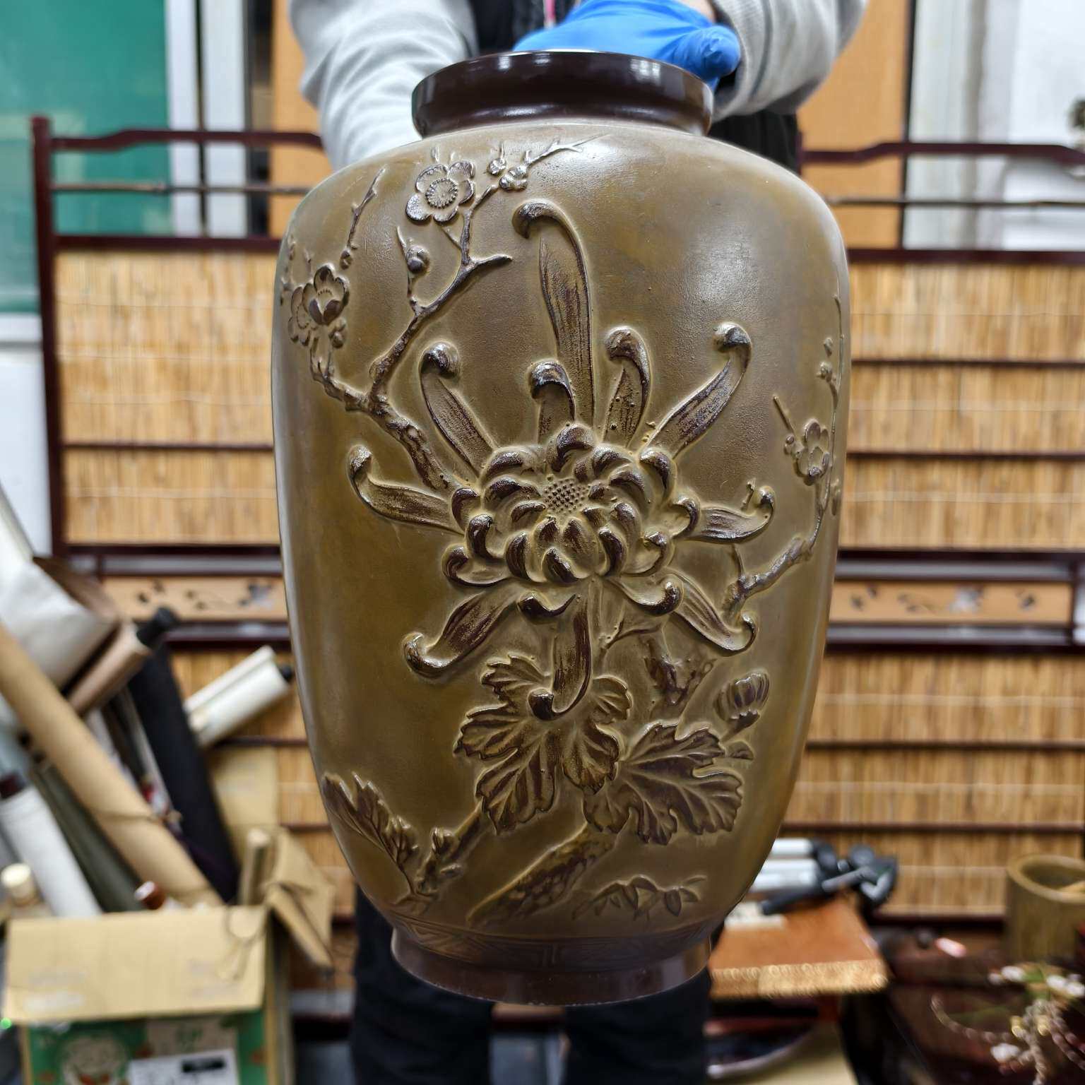 日本产花鸟浮雕合金花瓶，重约2.5千克，高28厘米，口径9厘米。