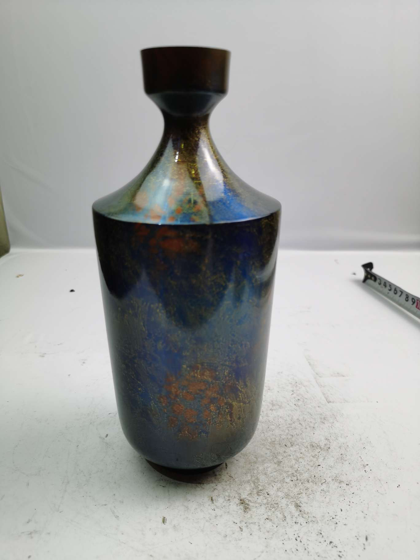 日本彩色老铜花瓶，重910克，高22厘米，口径4厘米，肚径10厘米。