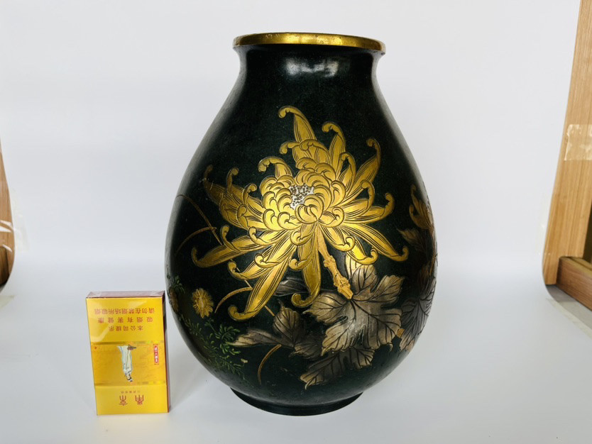 日本产花卉图老铜花瓶，重2.9千克，高28厘米，口径约11.5厘米。