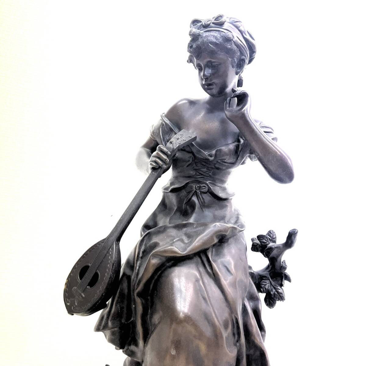 法国雕塑家Auguste Moreau1887年作抚琴少女青铜像,高60厘米。