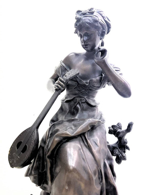 法国雕塑家Auguste Moreau1887年作抚琴少女青铜像，高60厘米。