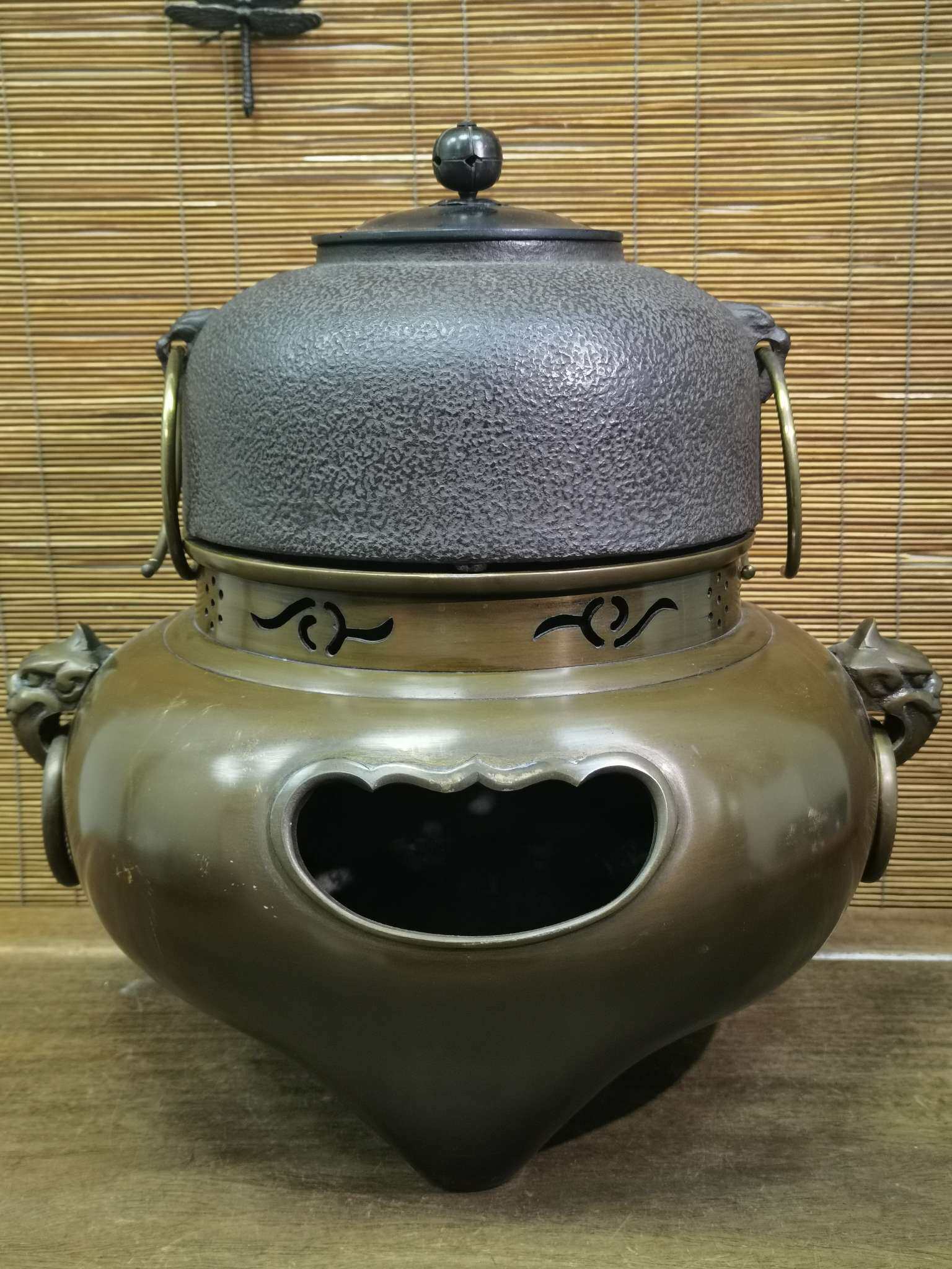 日本产铜风炉铁釜套装,总重8.5公斤,总高35厘米,宽33厘米。