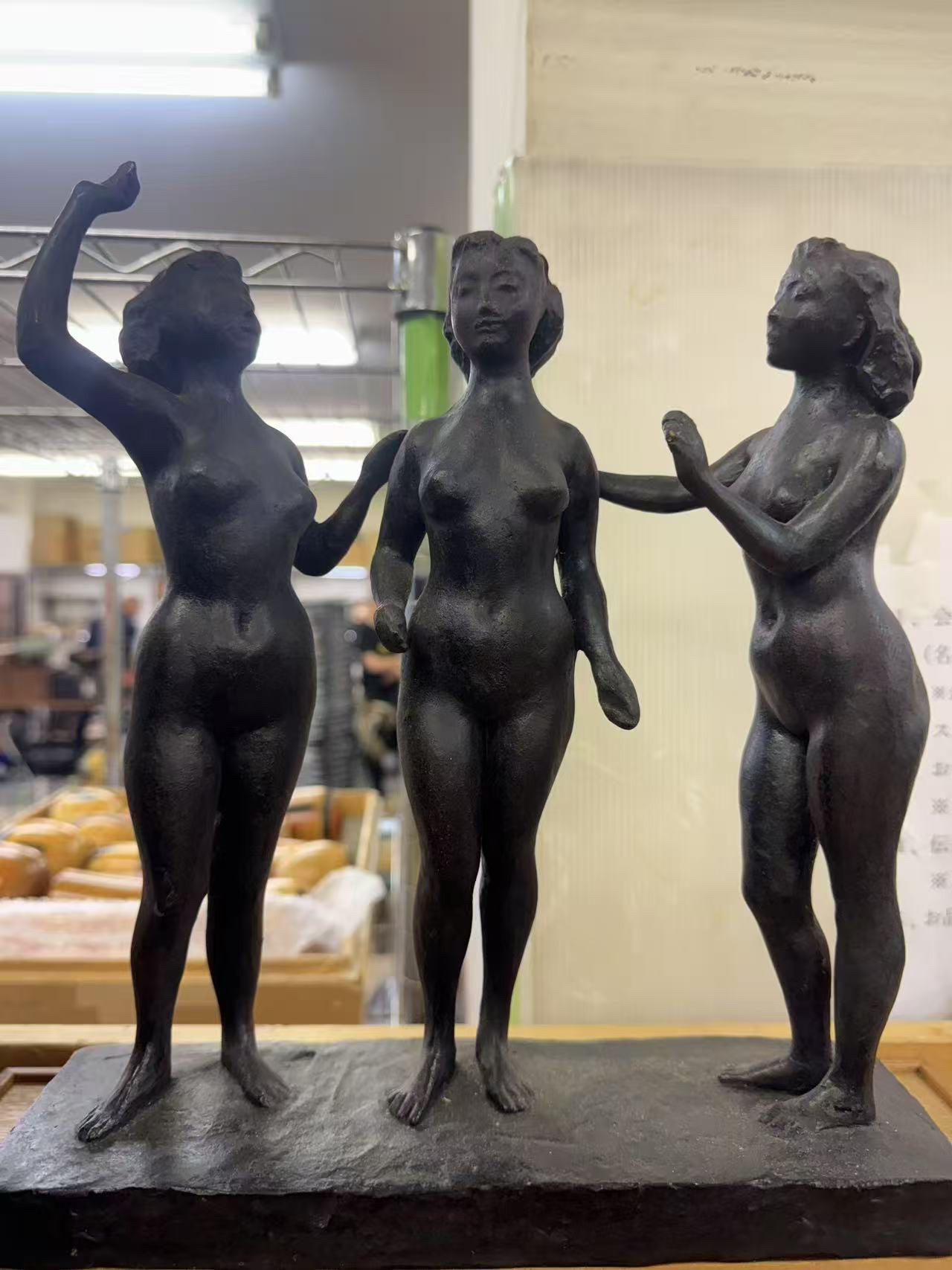 日本带款三女闺蜜铜雕塑摆件，品相如图尺寸见图，非常好的作品