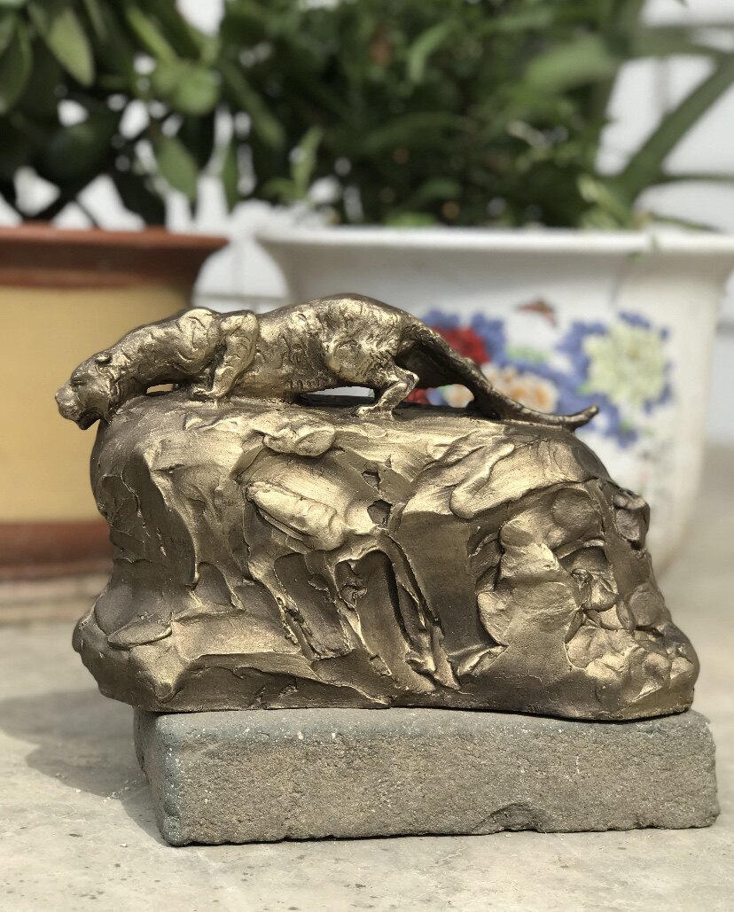 北村西望作铸铜虎视眈眈摆件，尺寸宽高22*14cm，重量1.87千克。