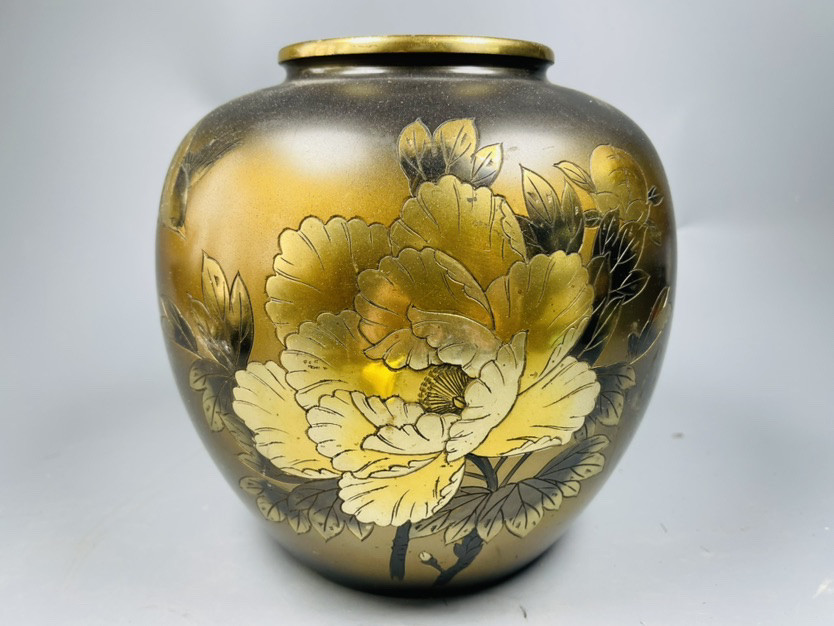 日本飞鸟花卉图老铜花瓶，重1.67千克，高20.5厘米，口径10.5厘米