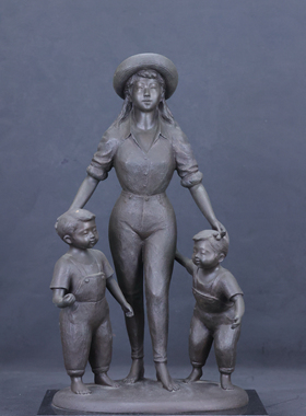 日本玉野势三作母爱铜雕塑，重9.8千克，高41厘米，宽25.5厘米。