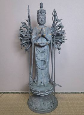 日本大佛师长田晴山作千手观音铜像，重17.5千克，高79厘米。