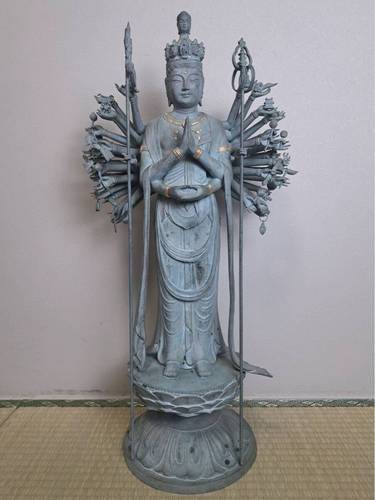 日本大佛师长田晴山作千手观音铜像，重17.5千克，高79厘米。
