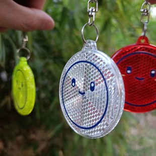 儿童书包双面反光进口亚克力笑脸挂件 夜行骑行高亮安全警示牌