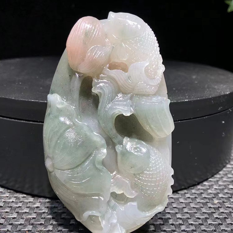 桂林鸡血玉吊坠三彩高冰翠玉精品精雕年年有余收藏石精美手把件