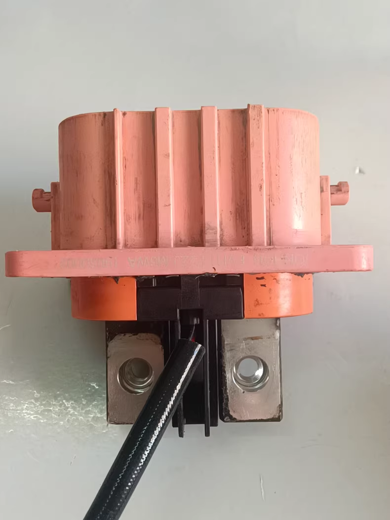 新能源汽车高压连接器，橙色外壳，实物拍摄，成色直接看图呗