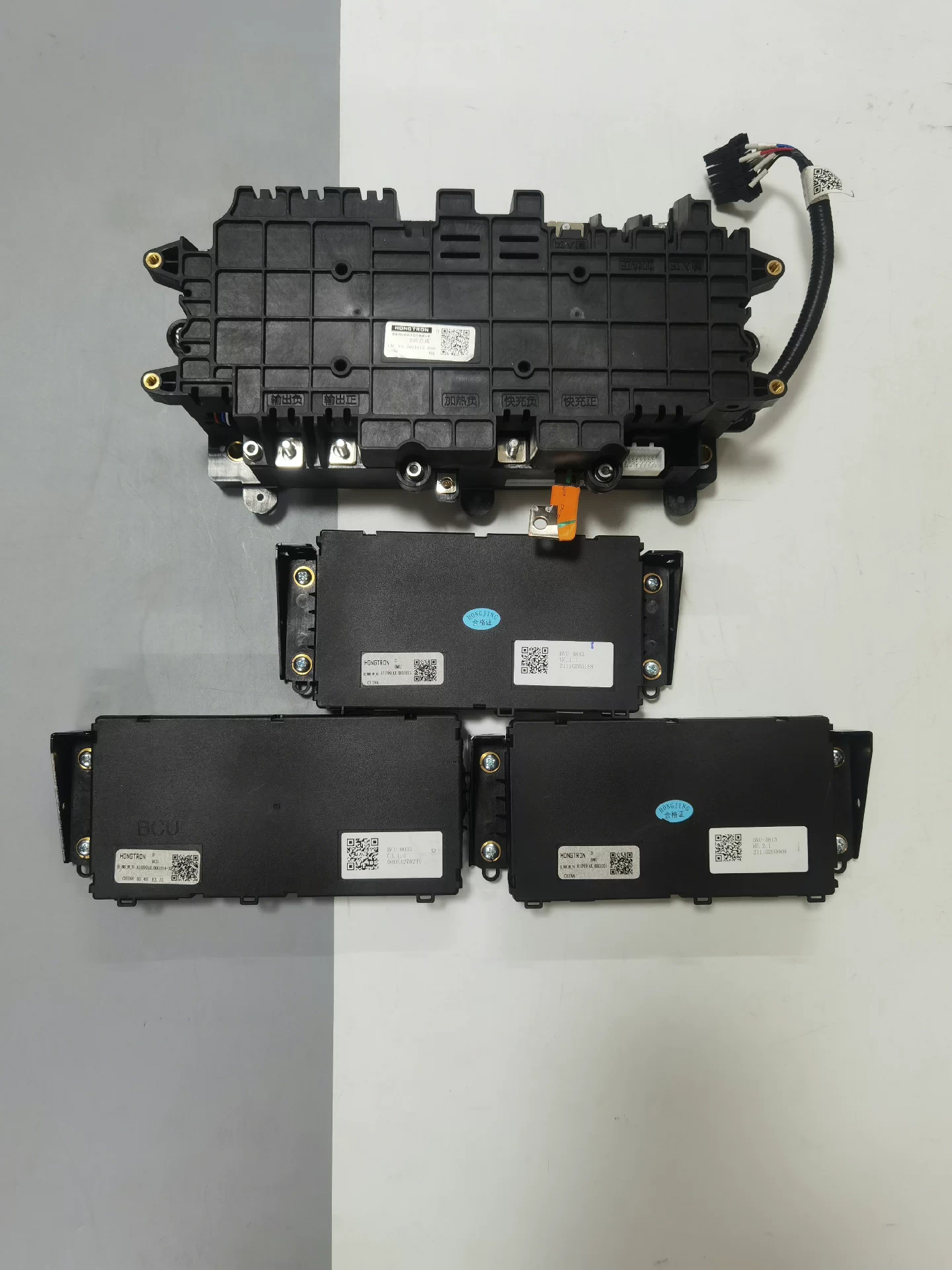 哪吒汽车 哪吒V电池管理系统BMS，采集板，高压总成BDU。