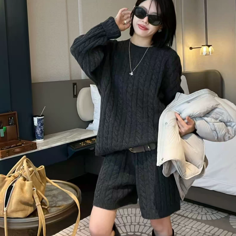 高级感慵懒风复古麻花针织套装女秋冬新款宽松圆领毛衣短裤两件套