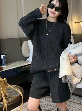 高级感慵懒风复古麻花针织套装女秋冬新款宽松圆领毛衣短裤两件套