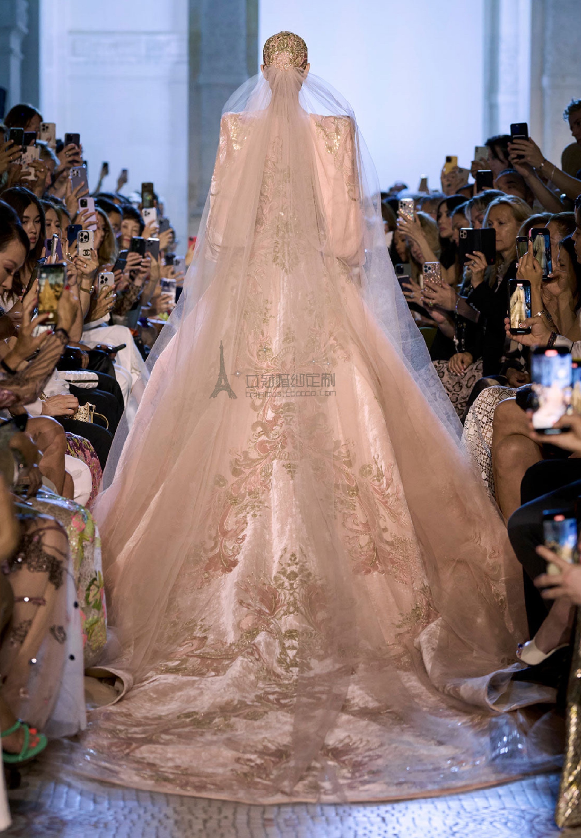 elie saab秋冬 新娘个性复古古堡风蕾丝花纹长拖尾鱼尾主婚纱礼服