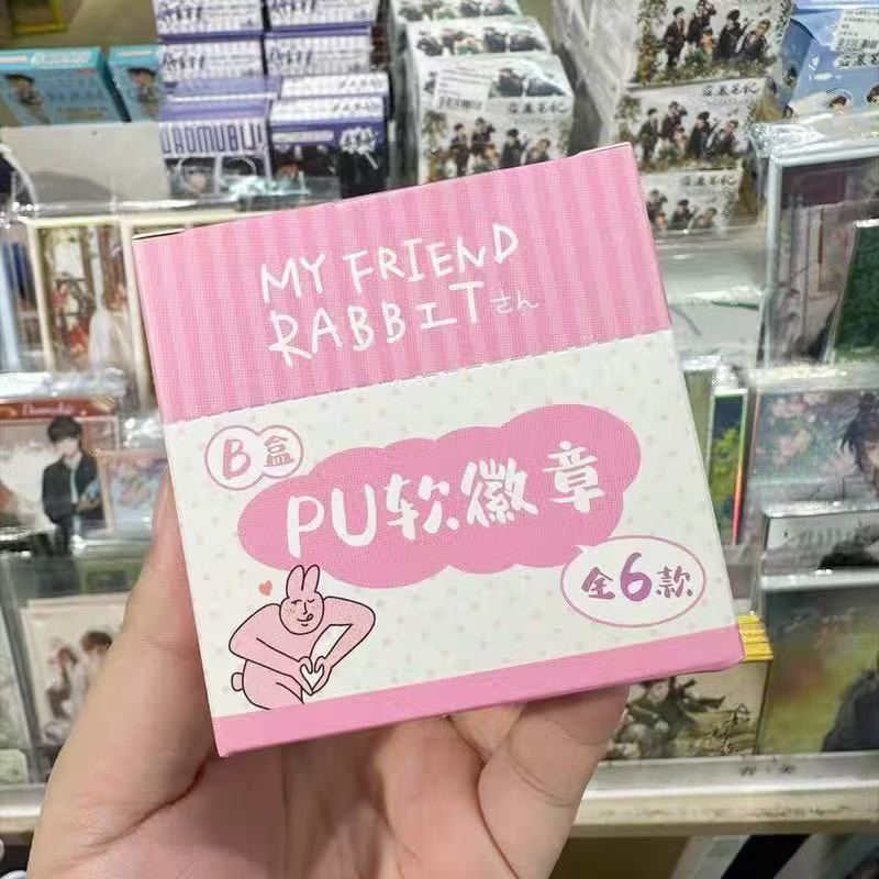 现货正版 艾漫官谷粉红兔子-PU软马口铁徽章整盒盲抽光栅吧唧周边