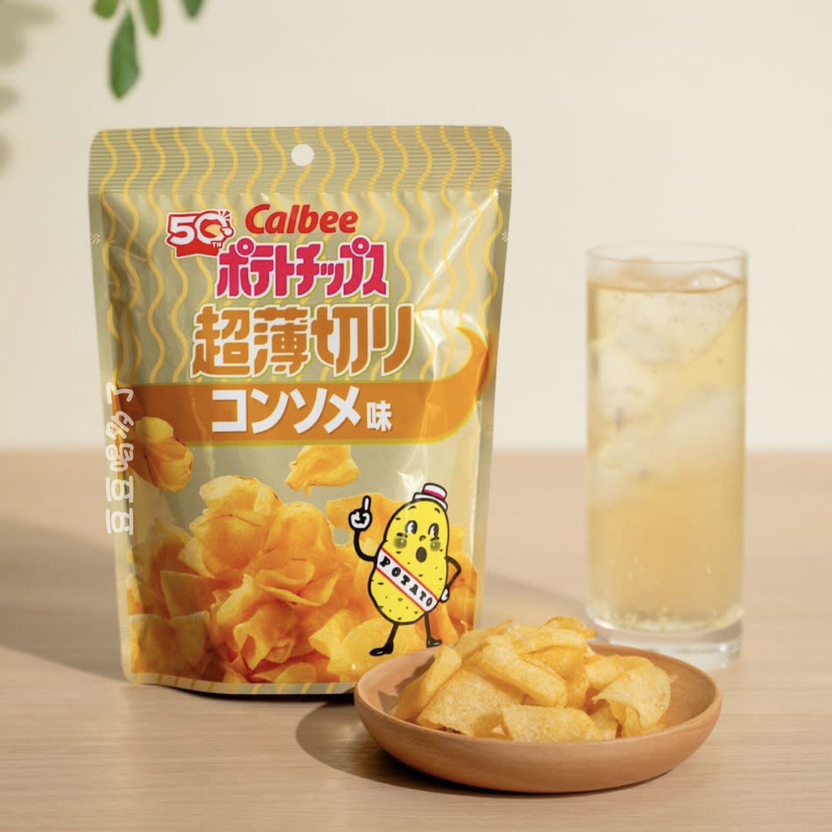 现货日本卡乐比Calbee超薄切酥脆土豆片清汤味盐味薯片零食40g