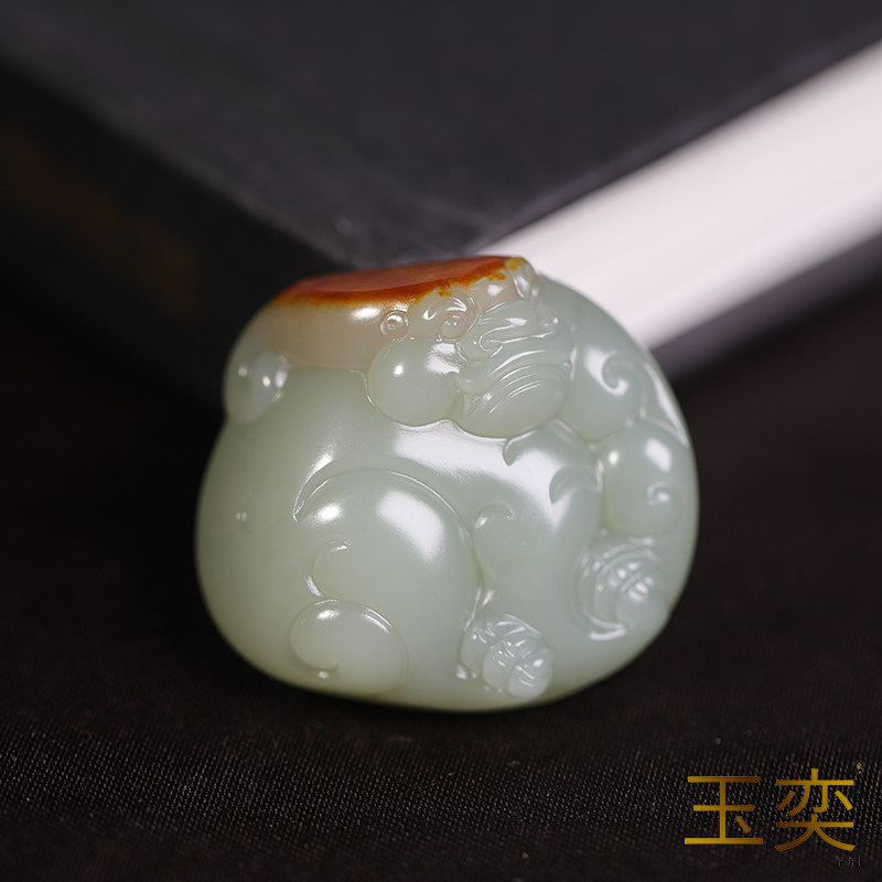 和田青玉籽料苏工貔貅吊坠