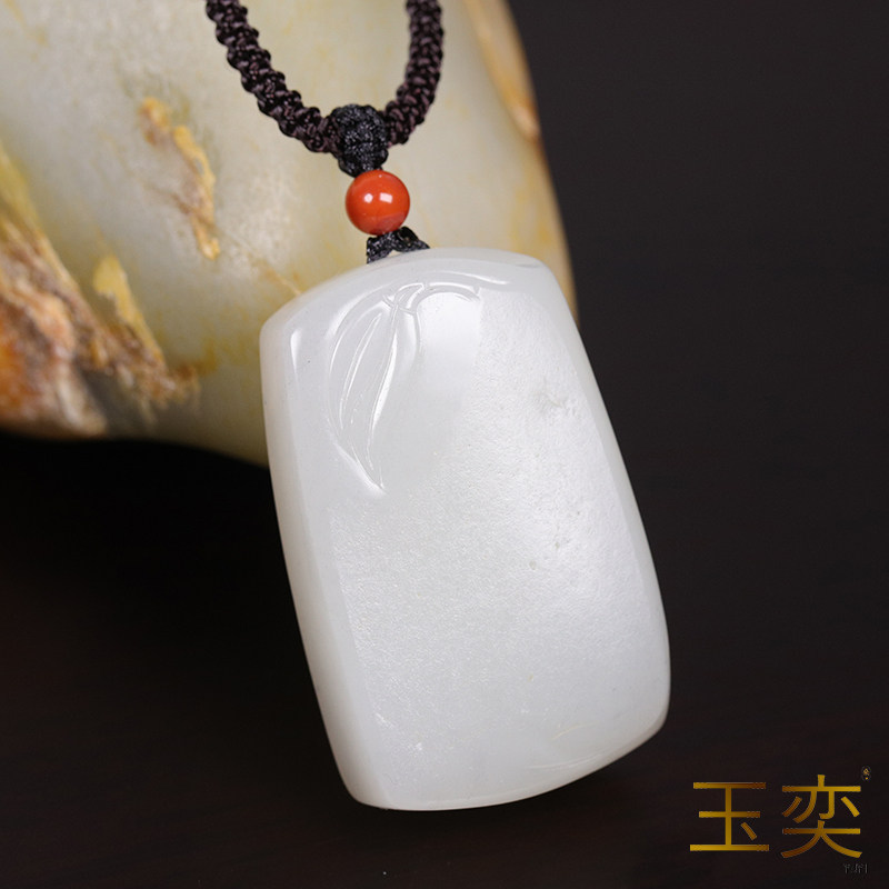 玉奕和田玉青花籽料无事牌吊坠