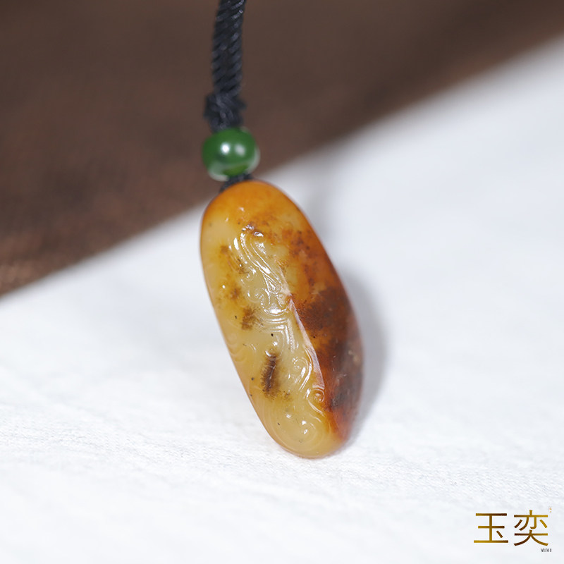 新疆和田玉籽料黄沁独籽仿古龙纹饰沁色挂件玉吊坠