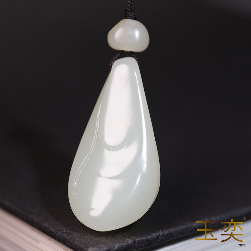 和田玉籽料洒金皮苏工玉兰吊坠