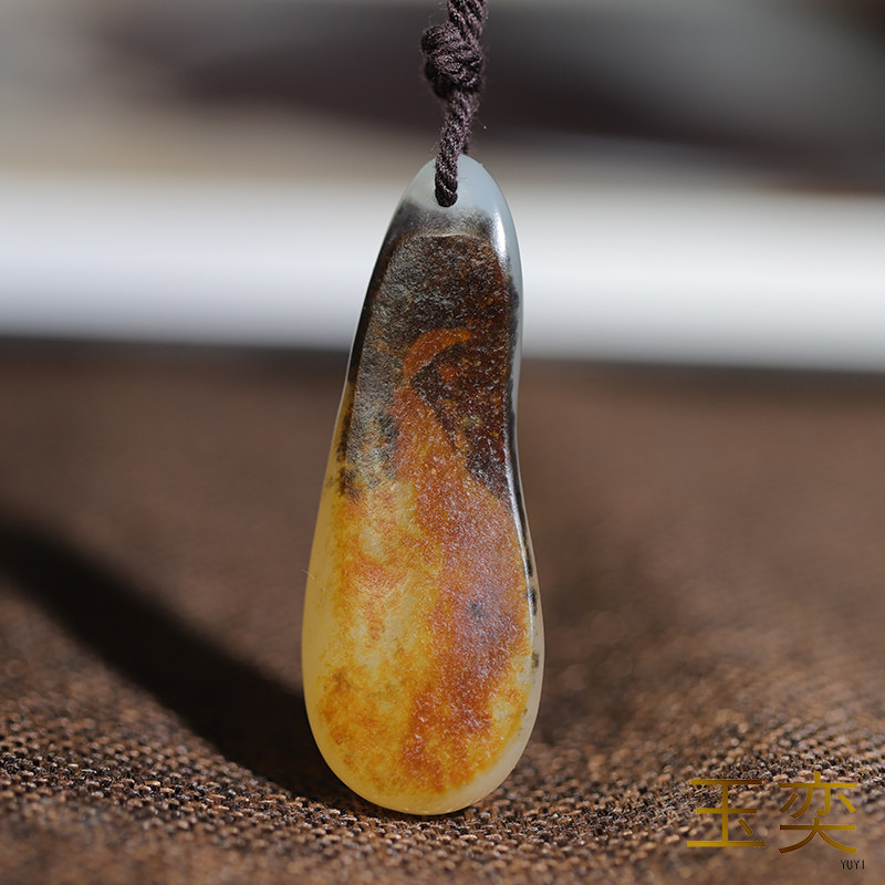 玉奕新疆和田玉籽料特色满皮黑油沁红皮仿古随型无事牌挂件玉吊坠