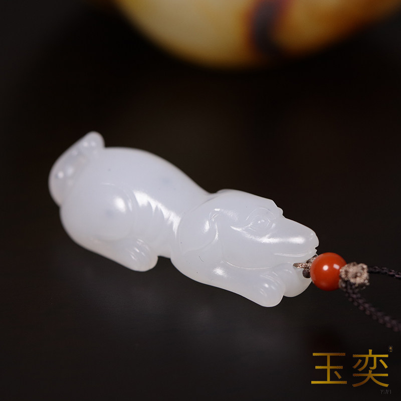 玉奕和田玉青花籽料生肖狗吊坠