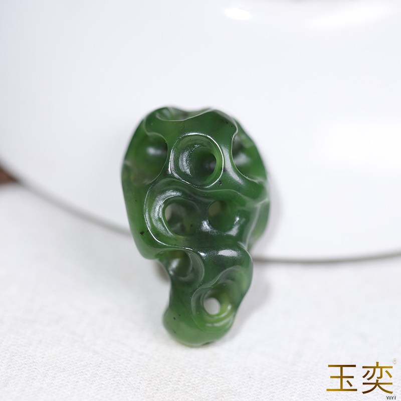 玉奕碧玉籽料挂件颈饰CMA鉴定