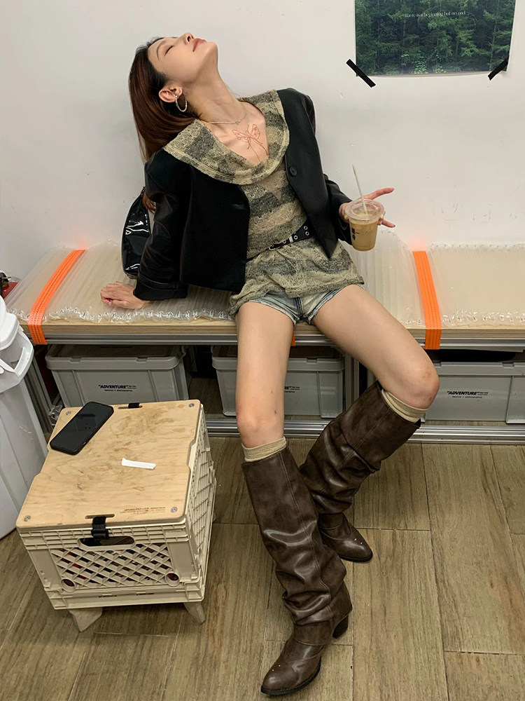 2023 새로운 가을 겨울 2 착용 벨트 버클 펑크 스타일 서양 카우보이 부츠 여성을위한 유럽과 미국 스타일의 복고풍 긴 부츠 바지 부츠