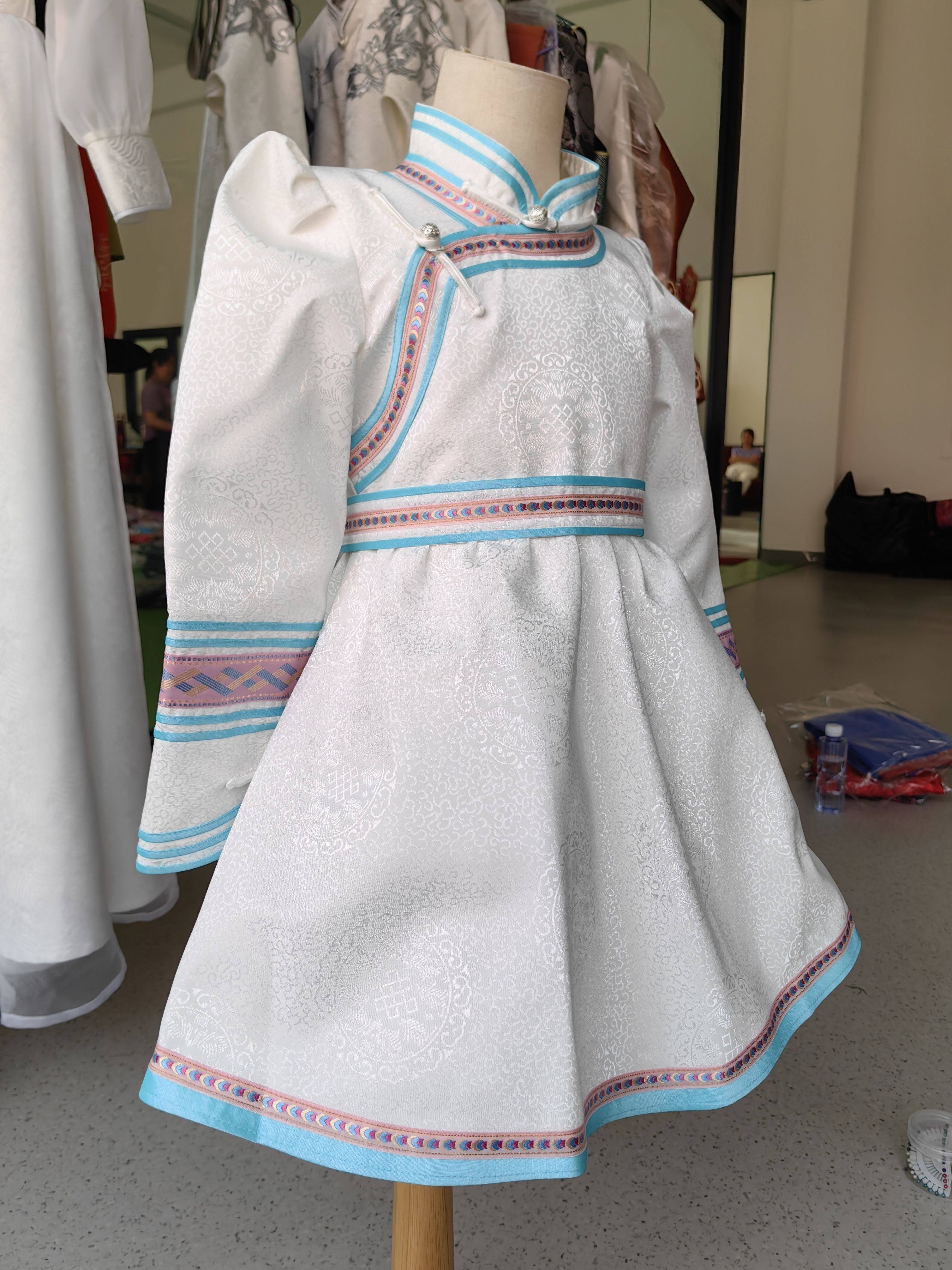 女童蒙古族儿童表演出服装手工女孩蒙古袍四季款日常民族服饰新品