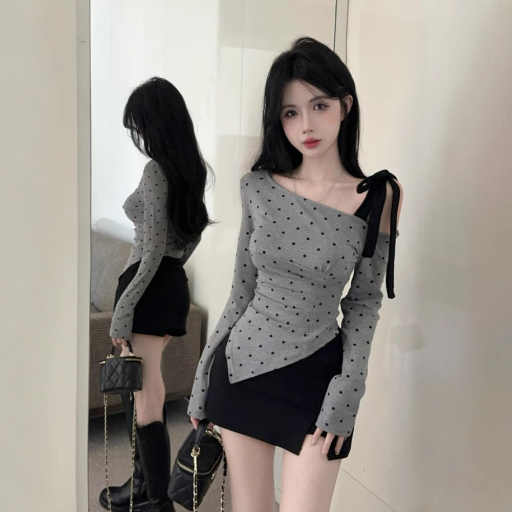 纯欲辣妹设计感灰色波点露肩T恤女秋不规则打底别致斜肩长袖上衣