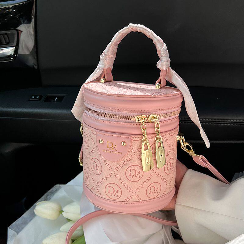 高级感小众包包女2025新款爆款时尚圆筒手提单肩水桶包白色斜挎包