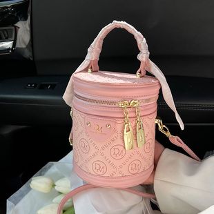 高级感小众包包女2025新款爆款时尚圆筒手提单肩水桶包白色斜挎包