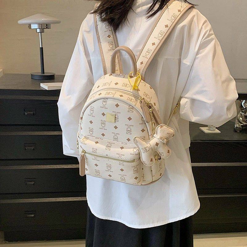 高级印花双肩包女新款百搭可爱小熊双肩背包外出旅行上班通勤书包