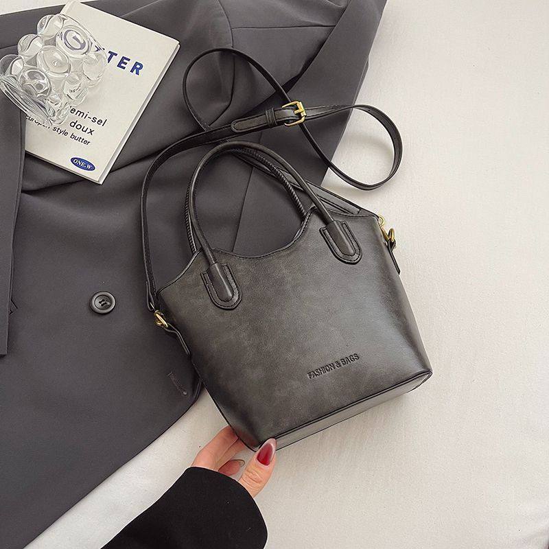 今年流行爆款复古包包女秋冬百搭2025新款斜挎包高级感手提水桶包,箱包皮具/热销女包/男包,水桶包,淘宝优惠券,粉丝福利购,淘宝优惠卷