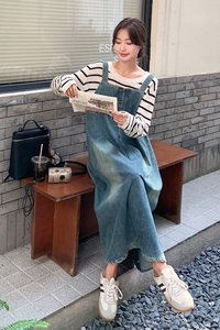 韩系减龄牛仔背带裙女2024秋季新款复古条纹T恤吊带连衣裙两件套图片