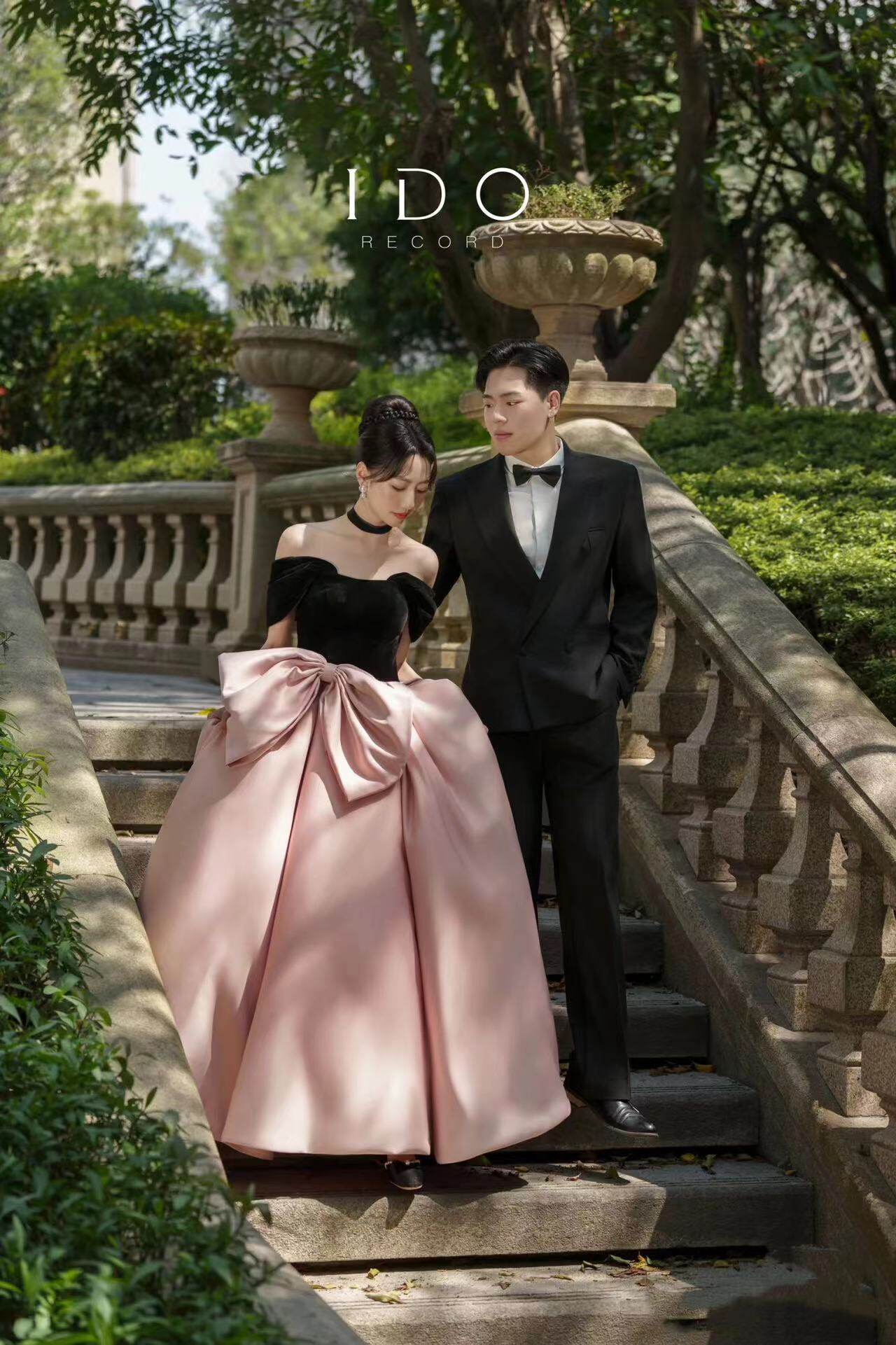 法式黑粉色蝴蝶结礼服婚纱图片
