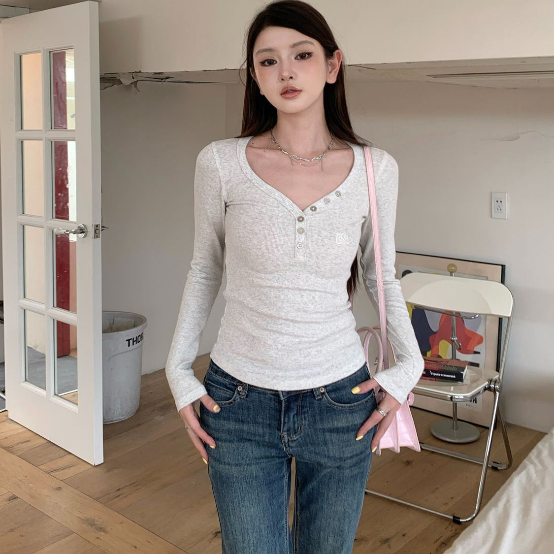 甜辣V领纽扣设计感小众长袖T恤女2025秋季正肩修身显瘦打底衫上衣