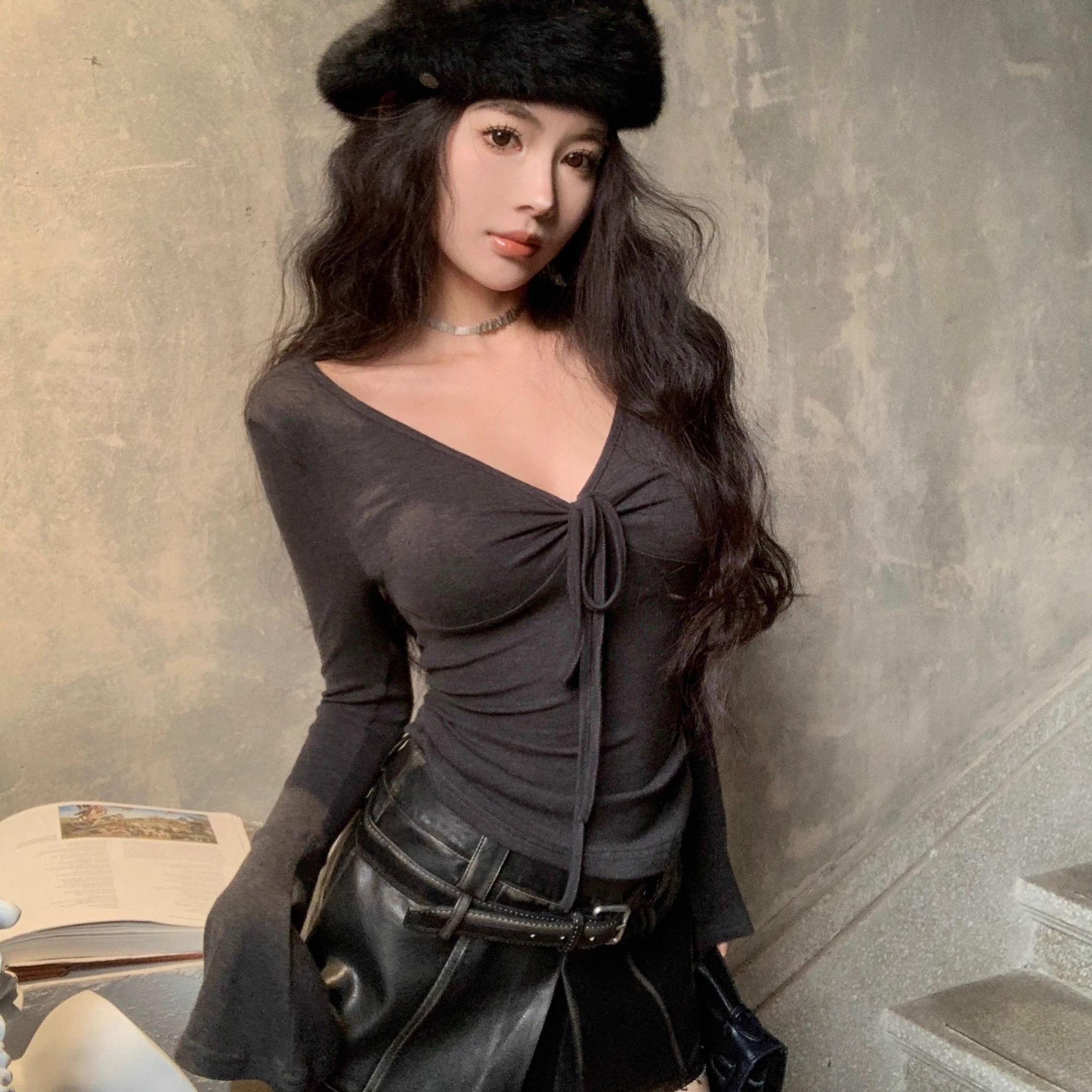 设计感褶皱纯色V领长袖磨毛秋冬保暖T恤打底衫性感修身喇叭袖上衣