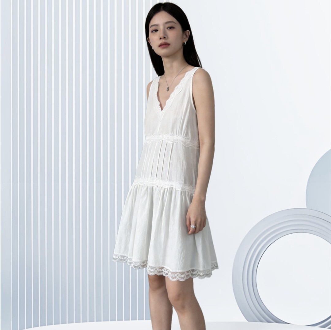 鹿西 法式浪漫蕾丝拼接V领背心裙女26夏季打褶收腰叠穿连衣裙