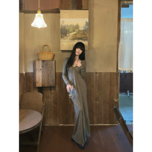 法式方领高级感褶皱秋冬长袖连衣裙复古优雅显瘦气质A字长裙