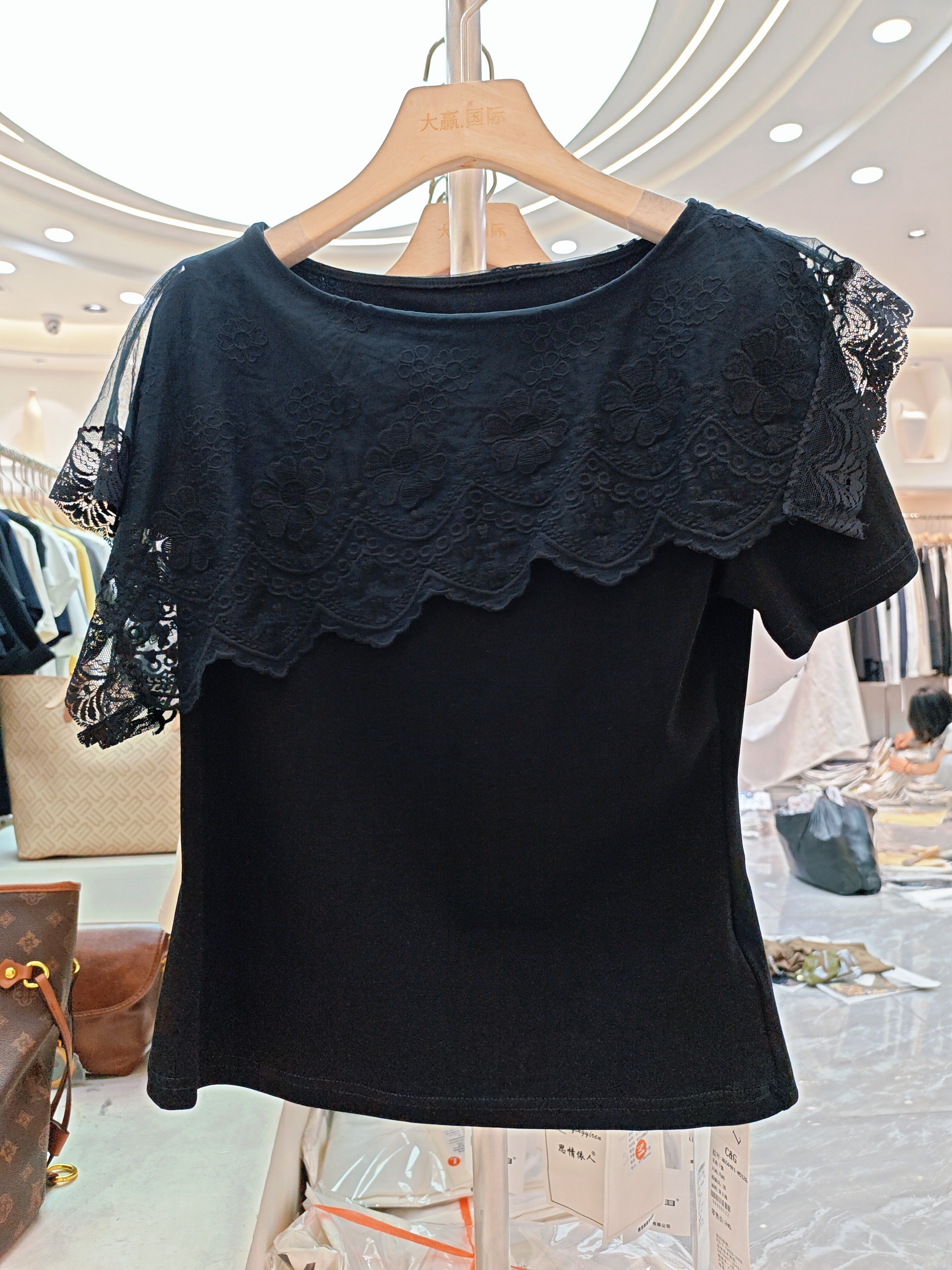 雅琪娜R9126不规则斜荷叶边蕾丝刺绣花领短袖T恤小衫上衣欧货夏装