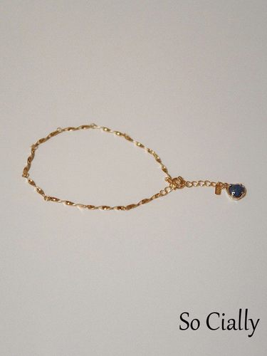 PARTEZ吊着三角形宝石当啷手链