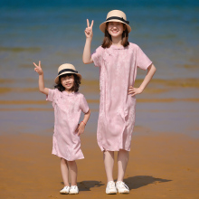 小乐往原创亲子装128课 夏粉色改良旗袍全家福拍照度假母女连衣裙