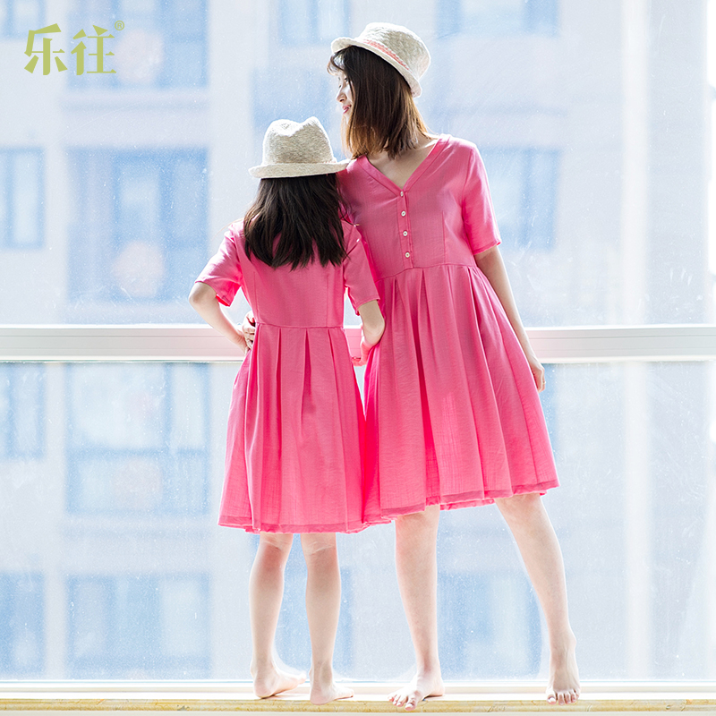 小乐往原创亲子装21 夏度假拍照女童玫红文艺休闲短袖母女连衣裙