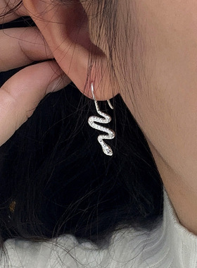 s925纯银蛇年灵蛇耳环女生个性气质简约显瘦素银小蛇形耳坠银耳勾