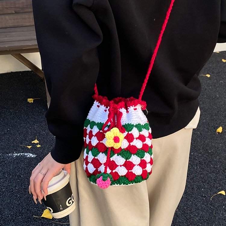 秋冬季2025新款通用款女包包水桶包抽带均码秋季单肩包女性可爱风